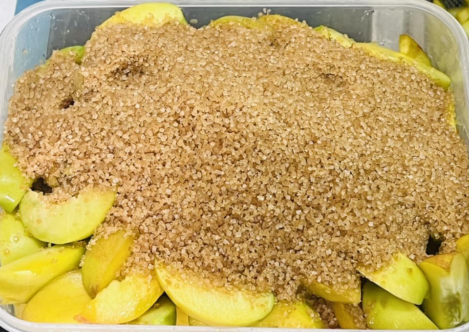 Trộn đào với đường rồi mang đi ủ